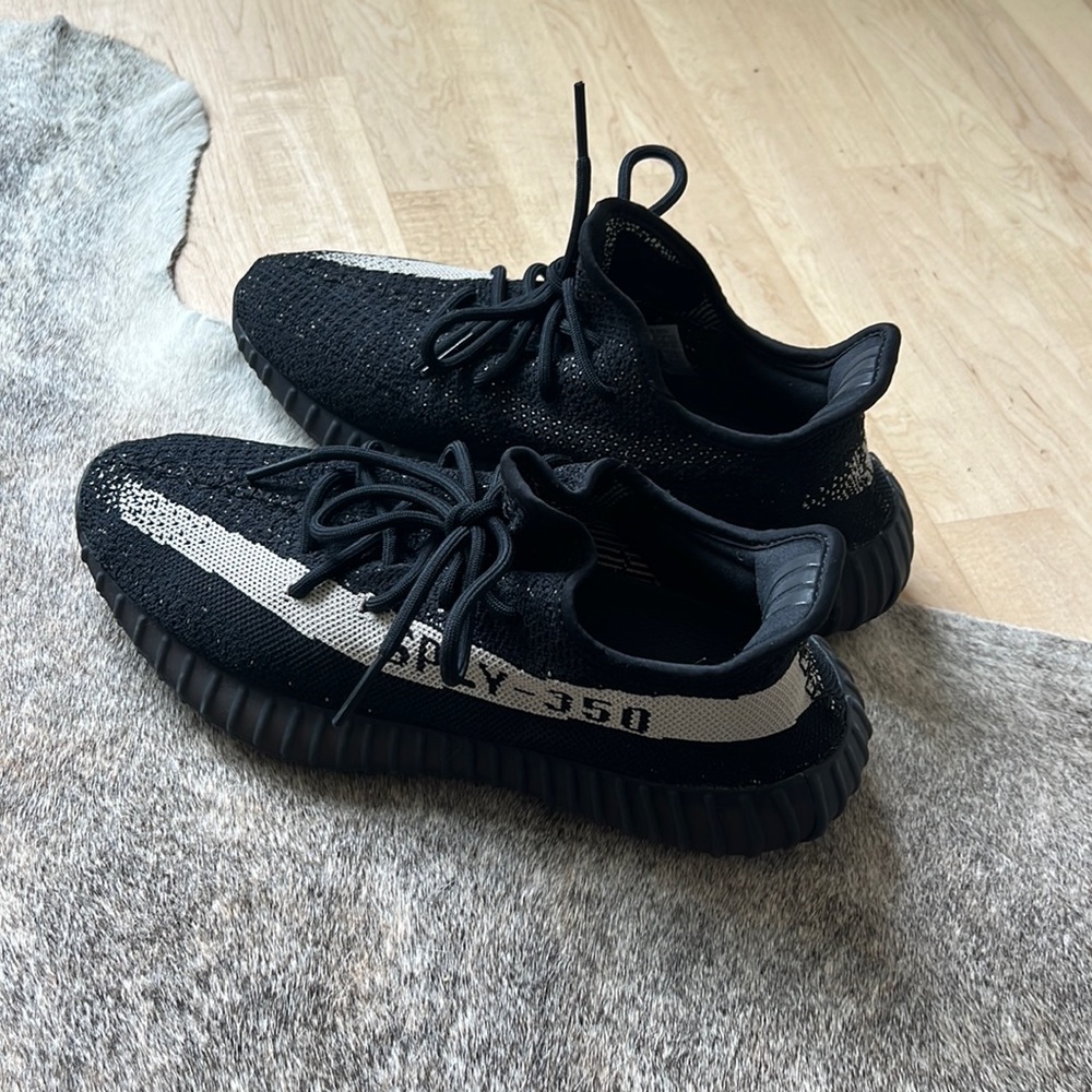 Adidas Yeezy Boost 350 V2 Oreo size 9 men’s 10 women’s